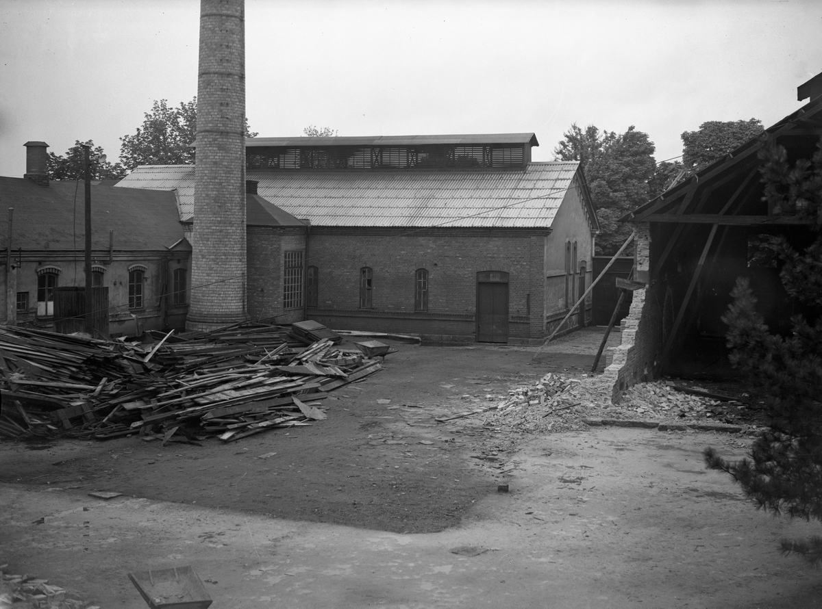 Rivningsarbeten pågår 1938 på gamla gasverkets område väster om Klaraborgs herrgård. Gasverket flyttades samma år till Yttre hamn.