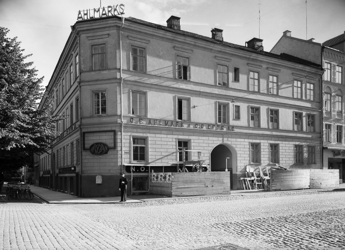 Ahlmarks kontor vid Drottninggatan ca år 1950. Huset byggdes 1866.