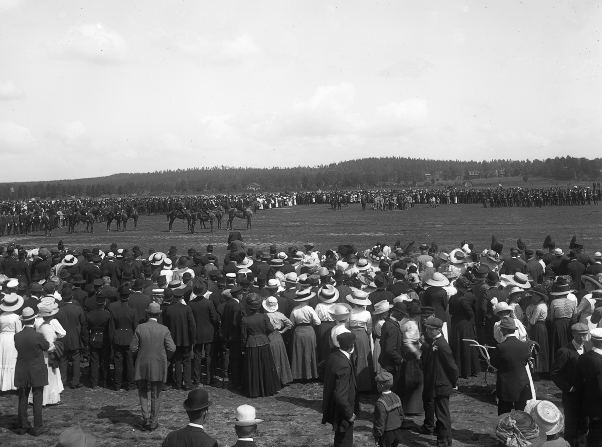 Militäruppvisning till häst vid Trossnäs runt 1905.