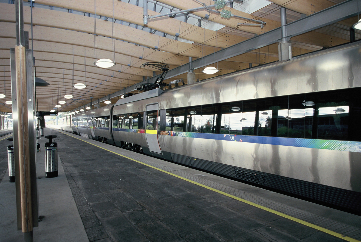 Oslo lufthavn, Gardermoen. Flytoget stasjon, toget ved perrongen ...
