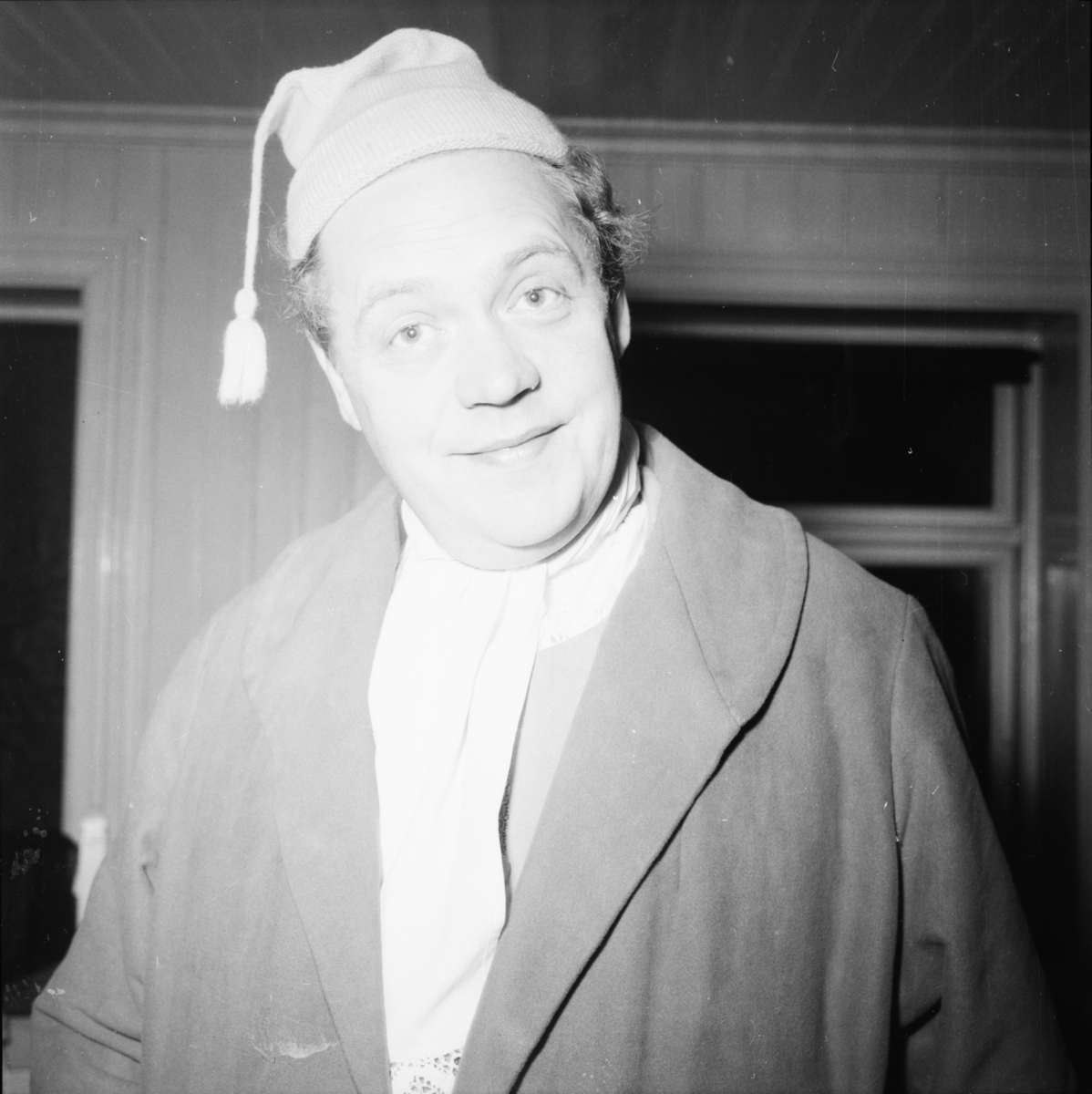 Vardens arkiv. Riksteateret. Premiere på "Den stundesløse" av Holberg. Porsgrunn.  14.01.1954