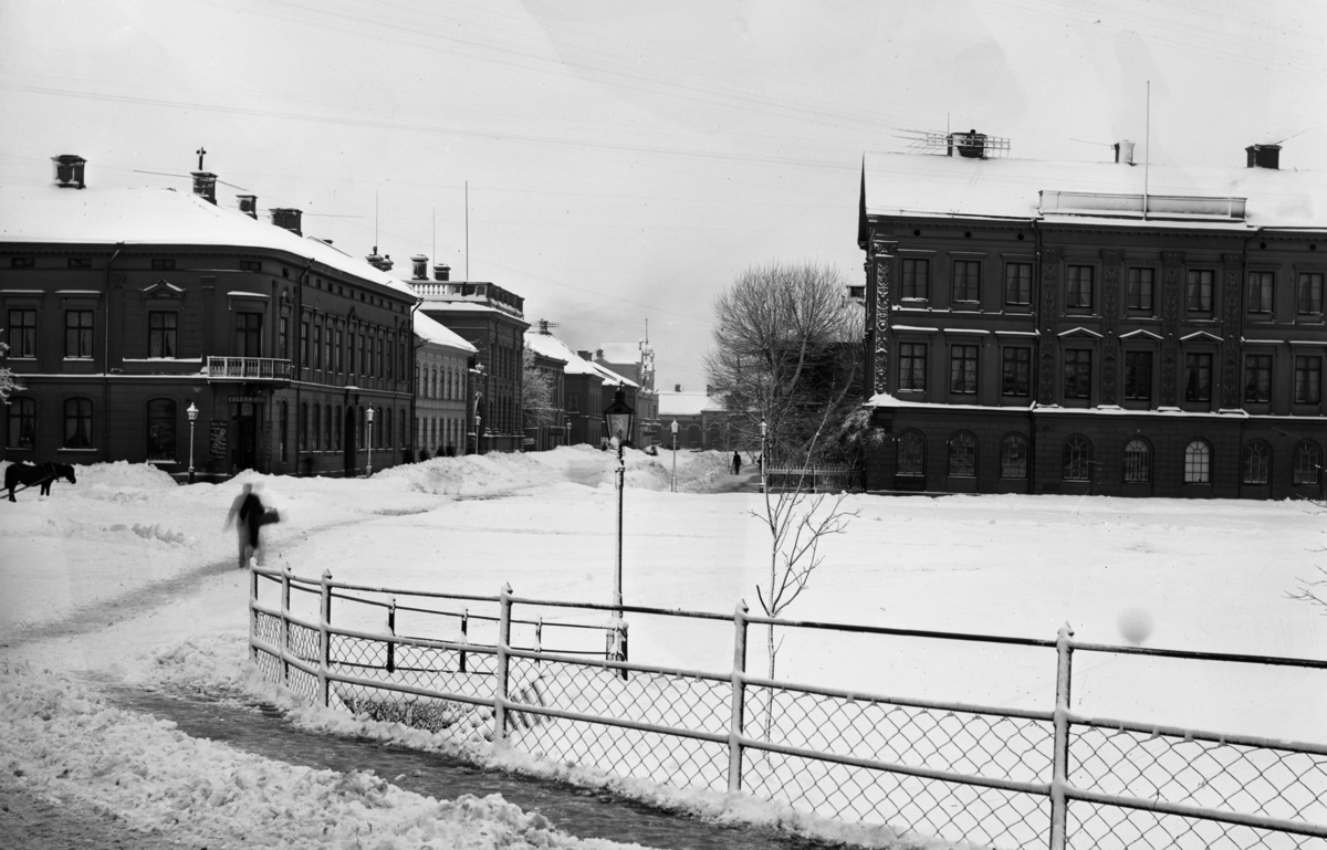 Residenstorget och Järnvägsgatan en snörik vinter runt förra sekelskiftet. Huset till vänster byggdes på med 2 plan år 1911.