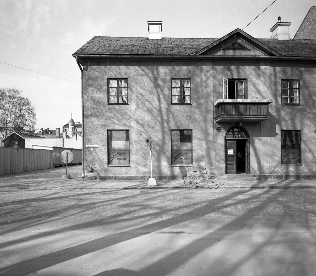 Dokumentation av kvarteret Bryggaren i Arvika som det s&aring;g ut i april 1959. Salln&auml;s grosshandel med adress J&auml;rnv&auml;gsgatan 24.
