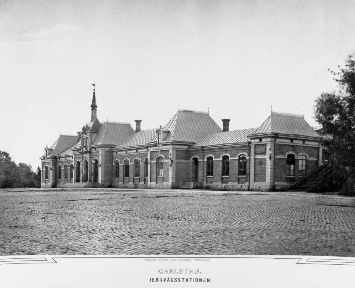 Bilderna kommer från ett planschverk över Karlstad utgivet av Johannes Jaeger 1884. Museets exemplar är en hyllningspresent till avgående landshövdingen Henrik Gyllenram som tillträdde 1873 och avgick den 1 maj 1885.