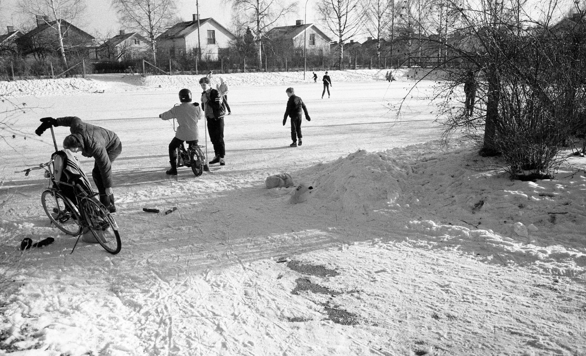 Lennart Wängestam och en kamera i 1980-talets Karlstad. Bilderna visas kronologiskt mellan 1980 och 1986.
Bilden är tagen på Norrstrand. Platsen fanns redan i mitten av 1950-talet. Ungdomar kallade banan slarvigt, "Höla". Platsen finns kvar än idag. Varje vinter spolades planen och det åktes skridskor. Sommaren var det fotboll.
