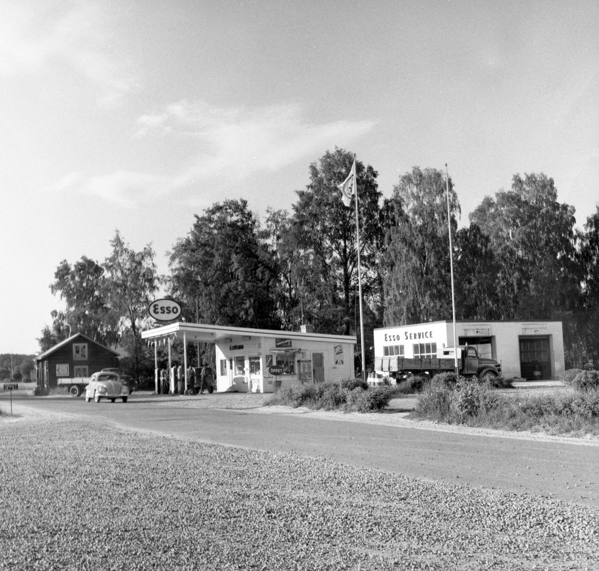 Någonstans i Värmland - från slutet av 1950-talet. Kommentar från en användare: "Esso på Kyrkheden i Ekshärad".