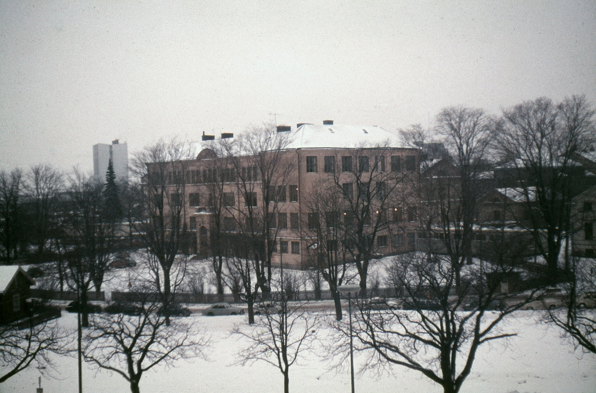 Gamla flickskolan vintern 1970.Verksamheten som 7-årig skola enbart för kvinnliga elever upphörde 1967.