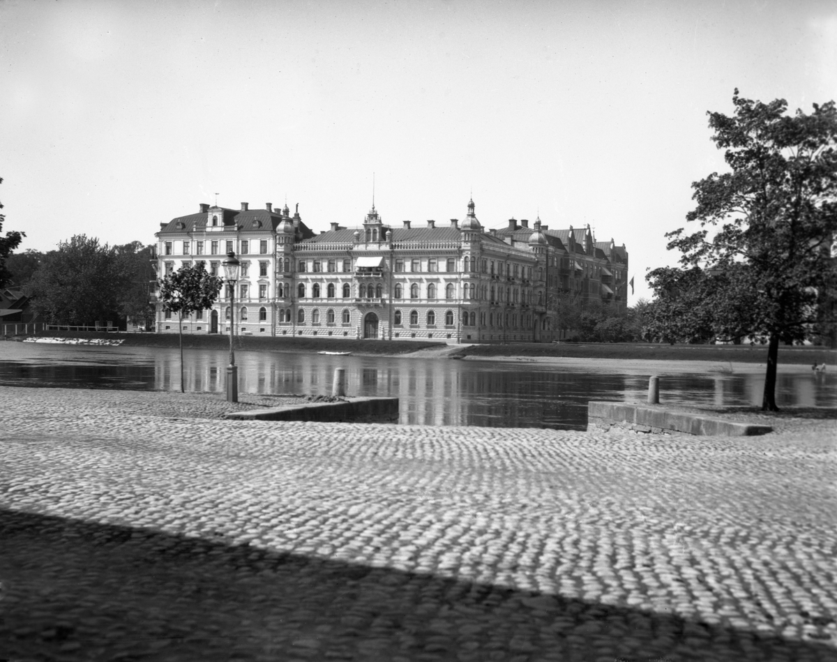 Utsikt över kvarteret Ugglan på en bild från 1909. Mitt i bild, en vattenhämtningsport som var i bruk före vattenverkets tillkomst på Sandgrund år 1890.