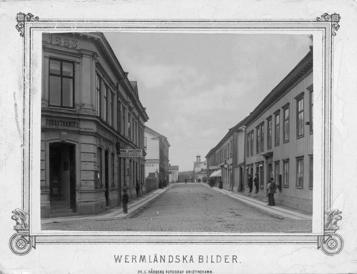 Kungsgatan norrut i Kristinehamn år 1883 enligt fotot.