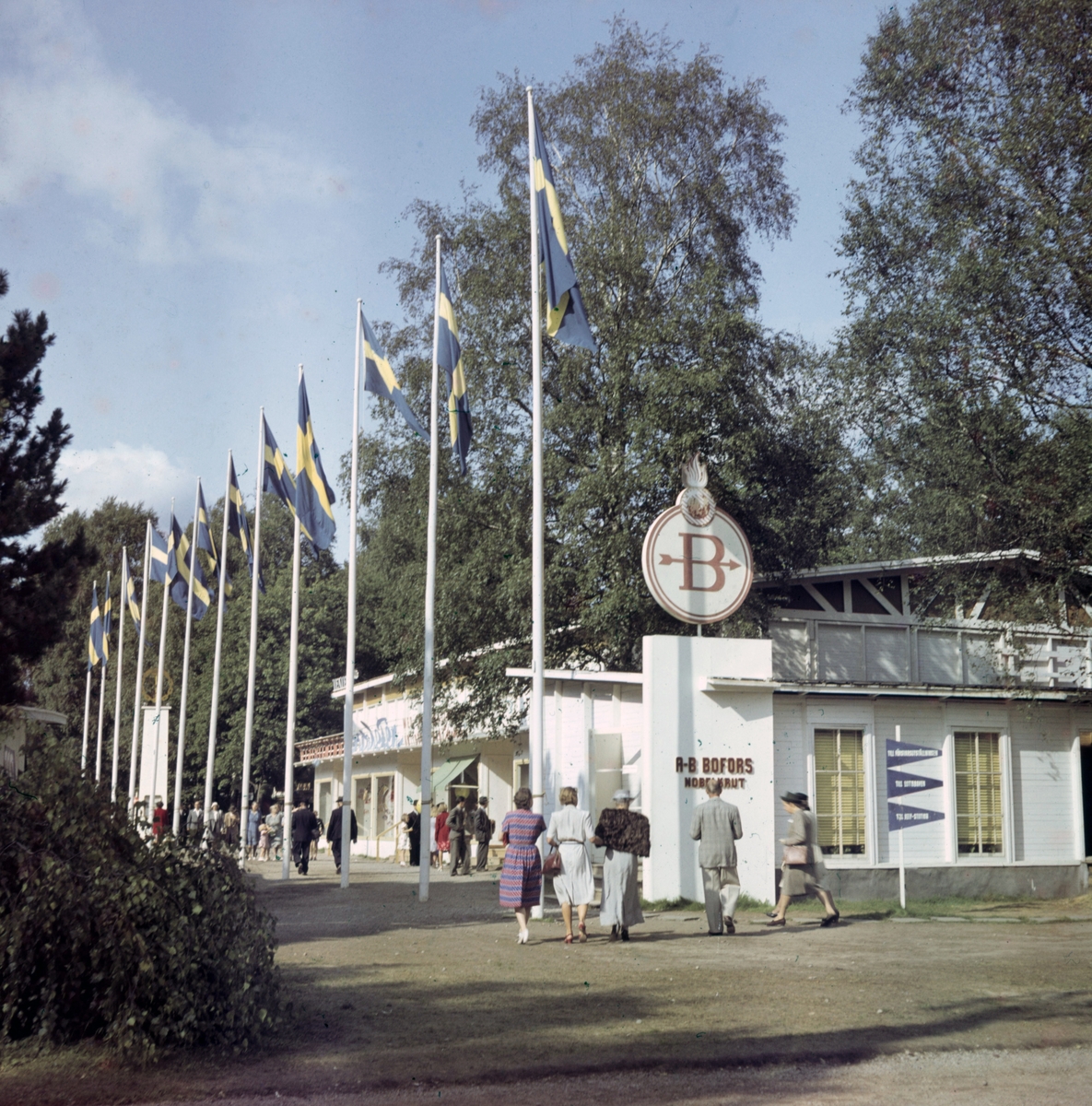 Färgbild från Utställningen "Värmland Visar" år 1947 i Stadsträdgården, Vänershov. Utställningen invigdes den 19 juni.