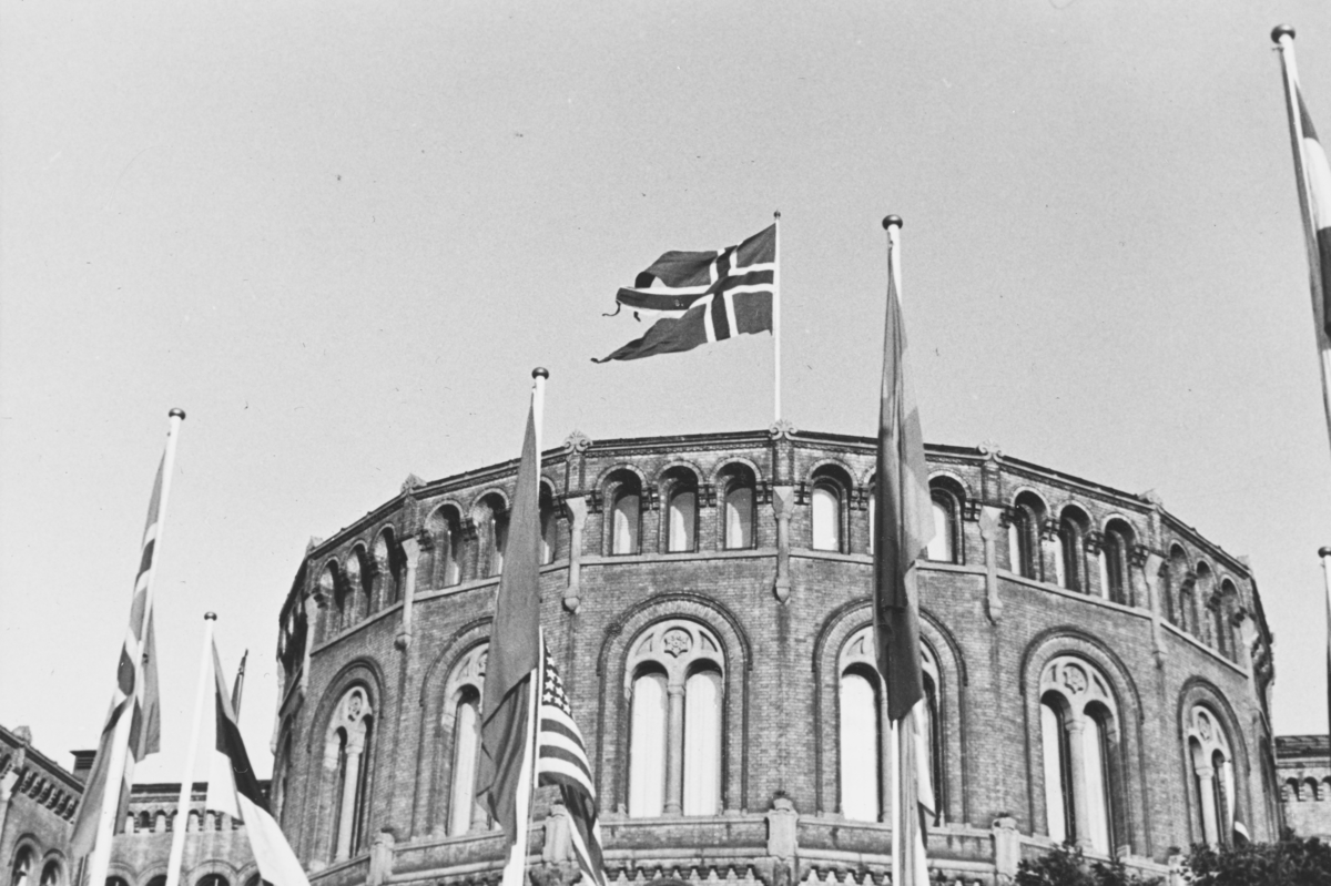Stortinget sommeren 1939. Flaggborg foran Stortinget i forbindelse med Den Interparlamentariske unions 35. konferanse