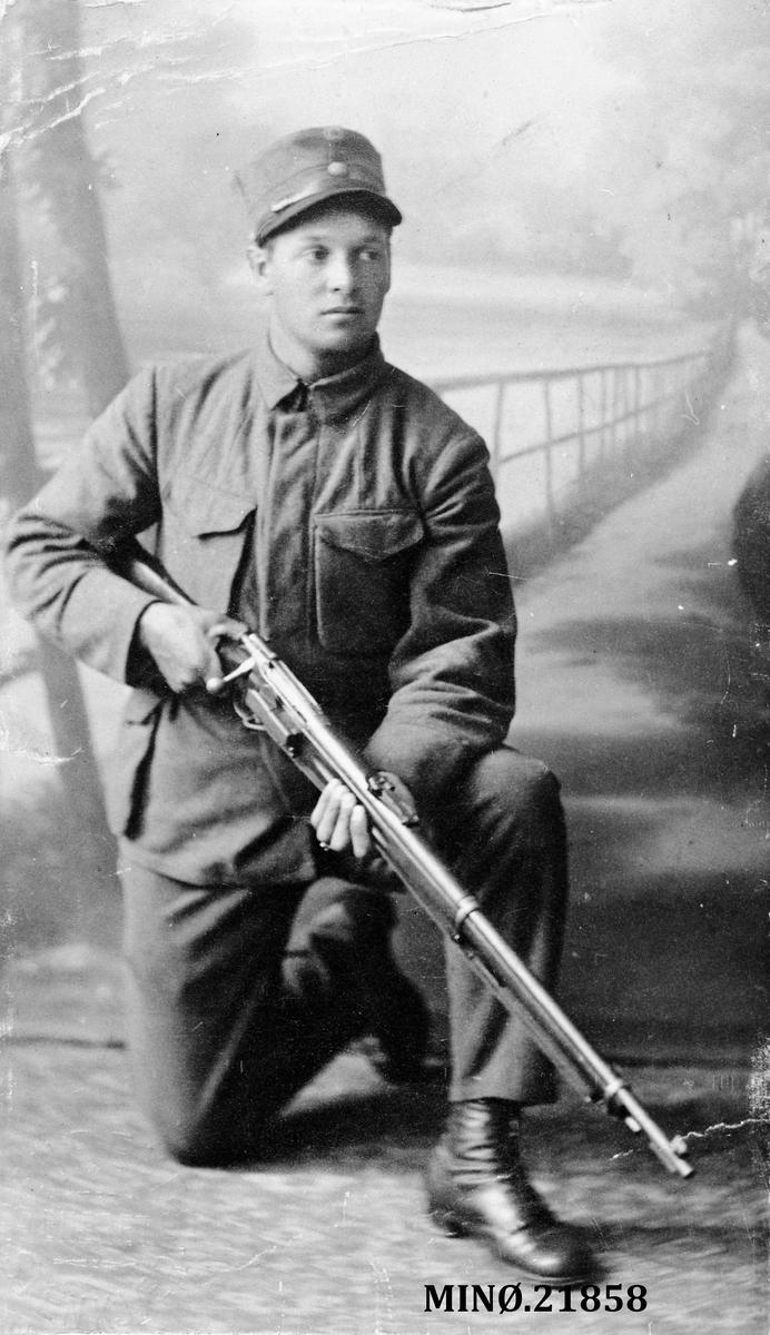 Ung mann i uniform med gevær - Einar Mørstad