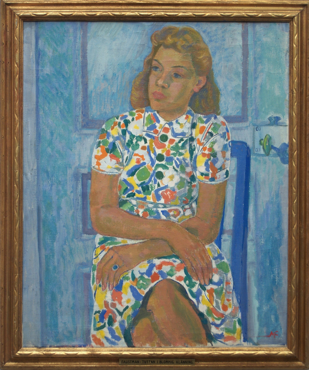 Oljemålning, olja på duk, "Tuttan i blommig klänning" av Mollie Faustman. Knäbild av kvinna sedd framifrån, sittande på blå stol; blommig klänning, armarna i kors över knäet, blå fond med dörr.
