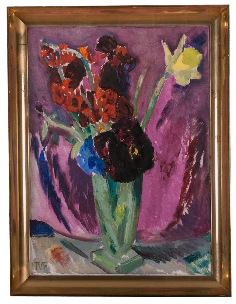 Oljemålning av Tora Vega Holmström, (1880-1967). Motivet är ett stilleben med blommor i en grön vas. Blommorna är bl a gyllenlack (lackvioler) och påsklilja. Signerad TVH i nedre vänstra hörnet.
Förgylld ram, signerad även TVH på ramens baksida.
Montering/Ram: Förgylld ram