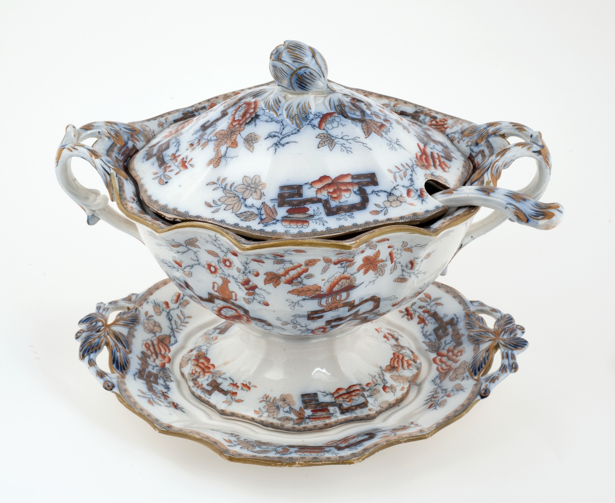 Suppeterrin med lokk, fat og øse.