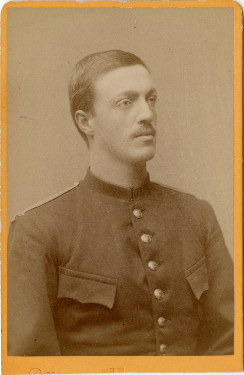 Porträtt av Carl Richard Reinhold Sandberg, underlöjtnant vid Hälsinge regemente I 14.
Se även AMA.0008656.