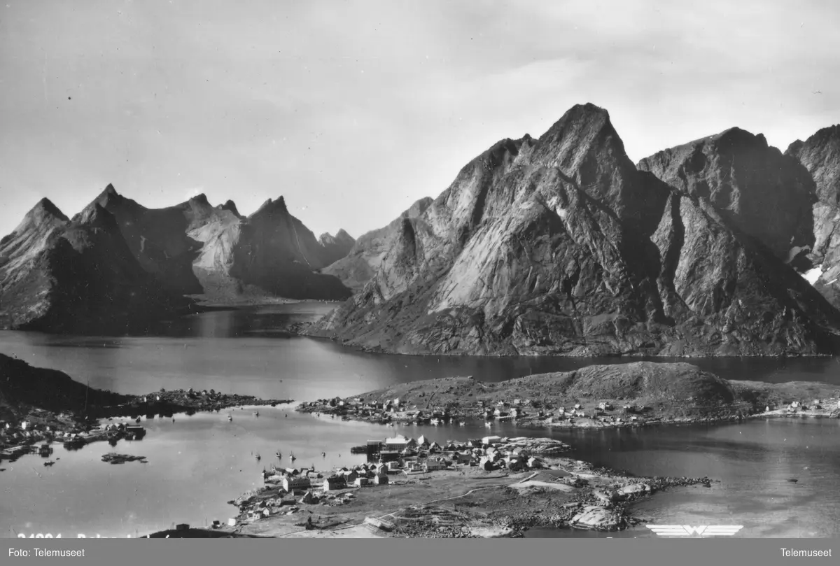 Postkort Reine i Lofoten - Norsk Teknisk Museum / DigitaltMuseum