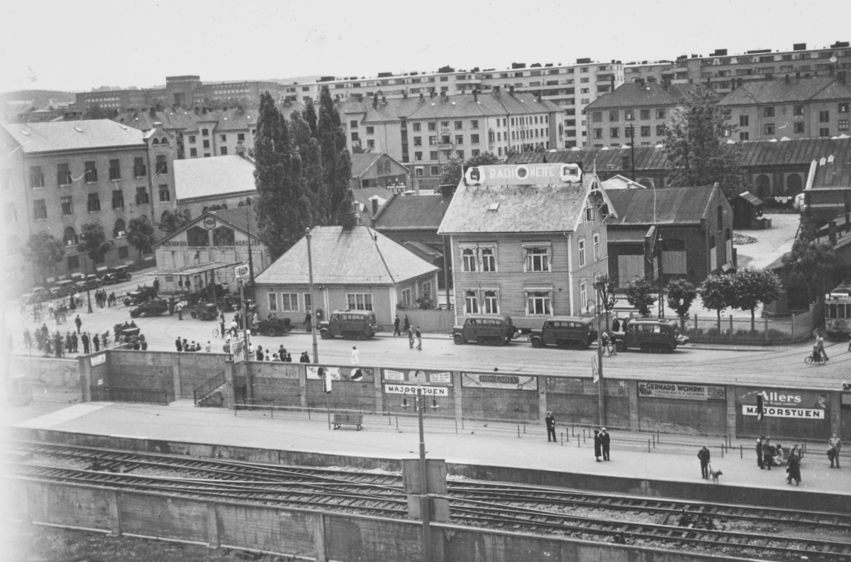 Majorstuen stasjon på Holmenkolbanen. I bakgrunnen tyske beltekjøretøy, på vei oppover Slemdalsveien