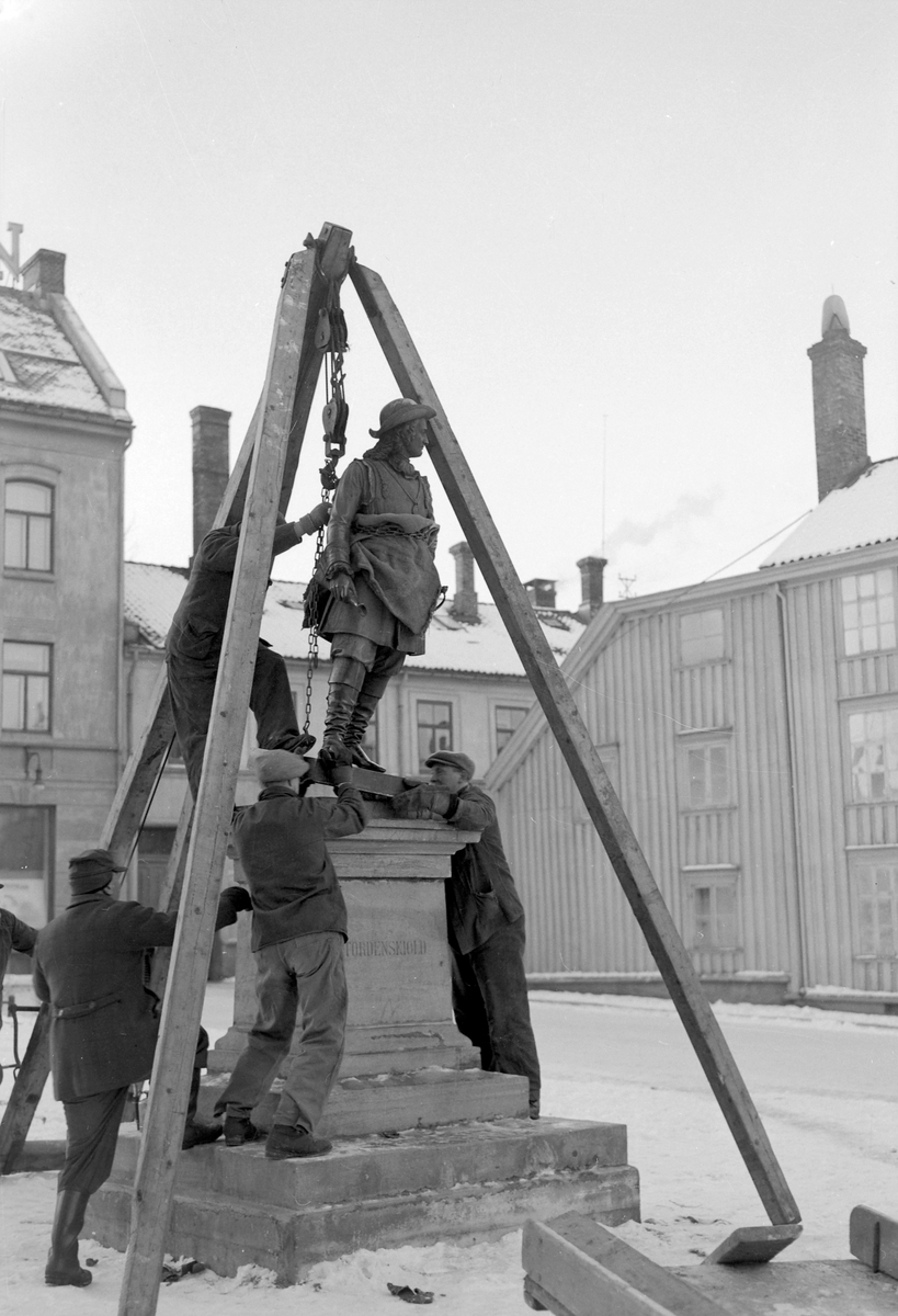 Statuen av Tordenskiold heises på plass etter reparasjon