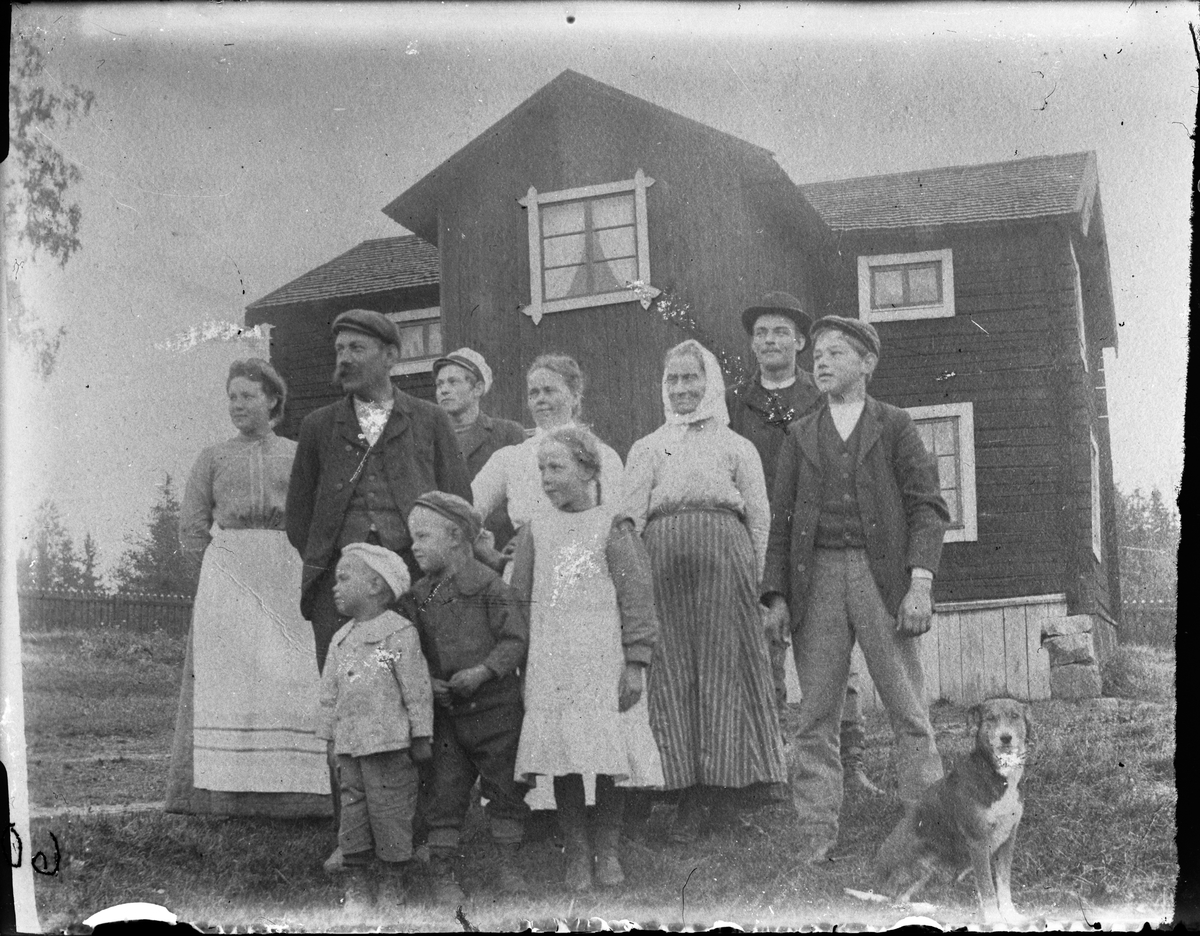 Kolaren Olof Jonsson och hh Kerstin f Nilsdotter gifta 18841225 med familj. Från v: okänd, Olof Jonsson, son Jonas, okänd, fru Kerstin, son Axel, son Viktor. Från v: son Einar, son Albin, dotter Anna.