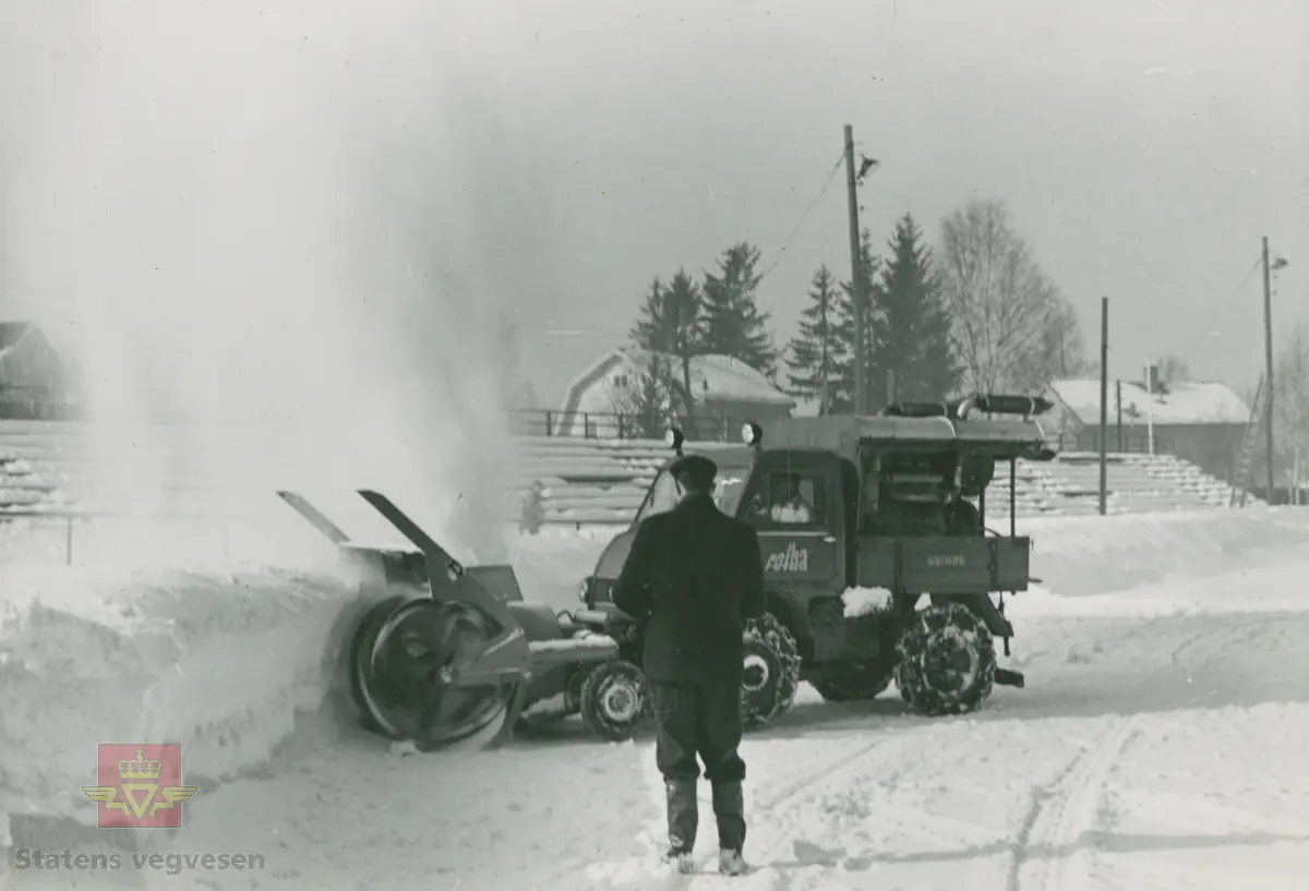 Demonstrasjon av Rolba produkter. Unimog lastebil  med snøfreser. Klikk på pilen til høyre for å se flere bilder.