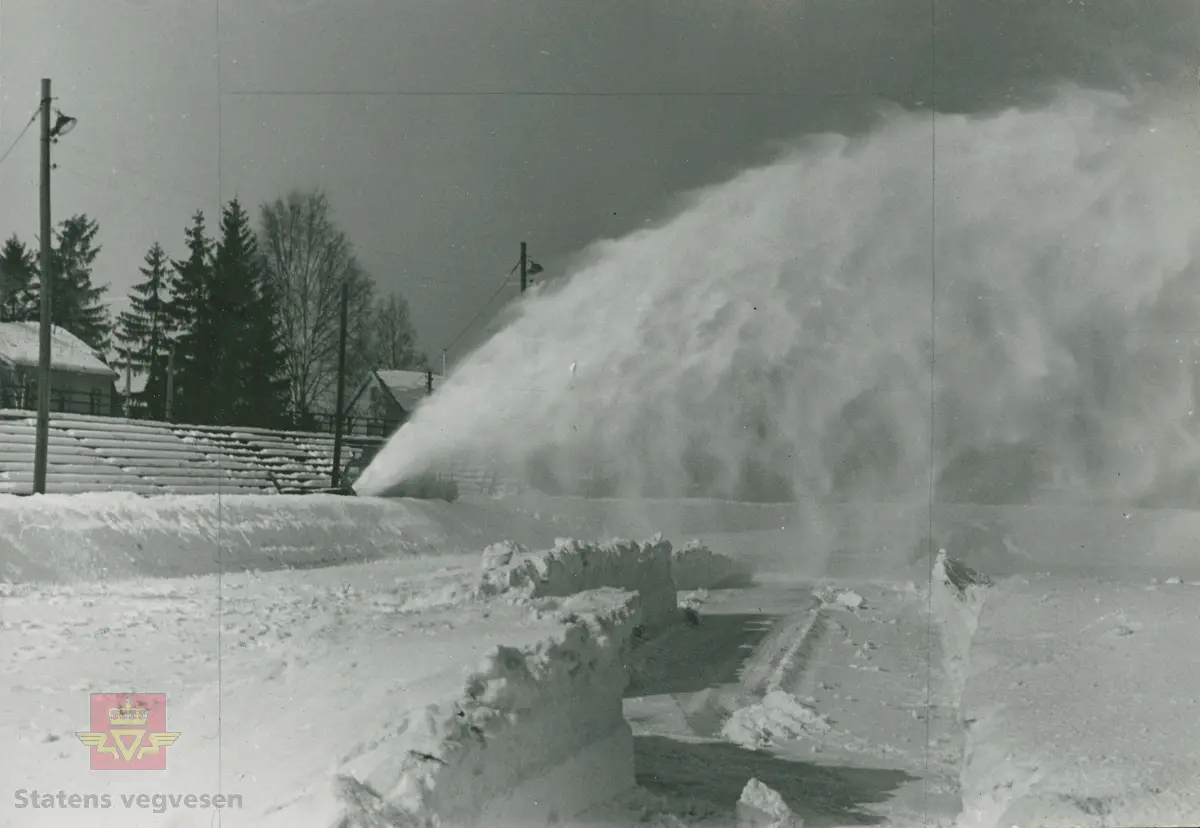 Demonstrasjon av Rolba produkter. Unimog lastebil  med snøfreser. Klikk på pilen til høyre for å se flere bilder.