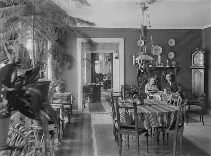 Herman och Anna Wieslander i sitt hem, Skolgatan 7 i Växjö. Interiör av matsal. 1916 ?