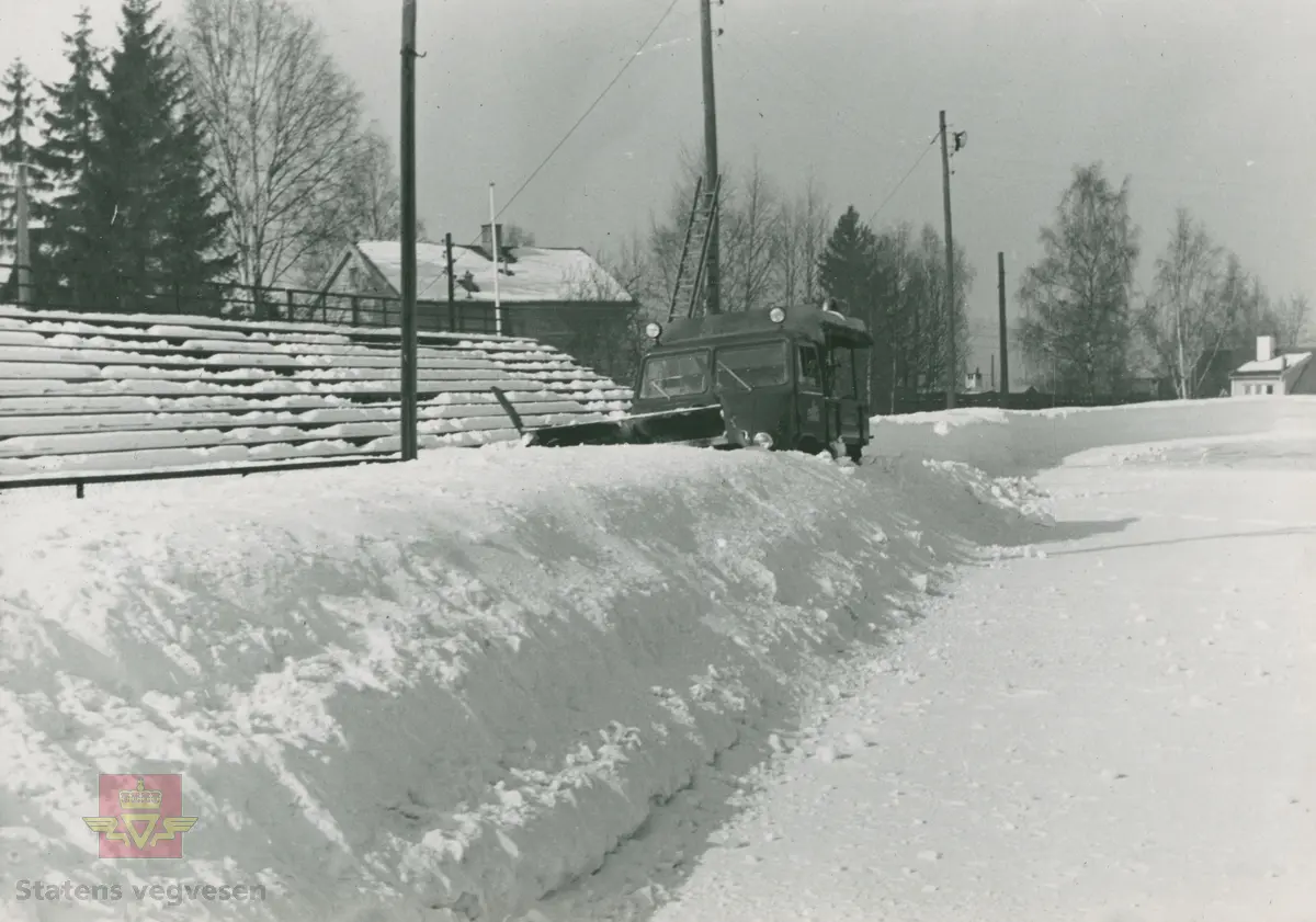 Demonstrasjon av Rolba produkter. Unimog lastebil  med snøfreser. Klikk på pilen til høyre for å se flere bilder.