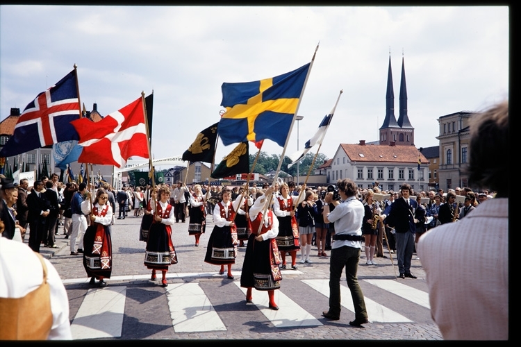 Centerpartiets riksstämma, Växjö 1972. Centerpartiets parad avgår från Stortorget.