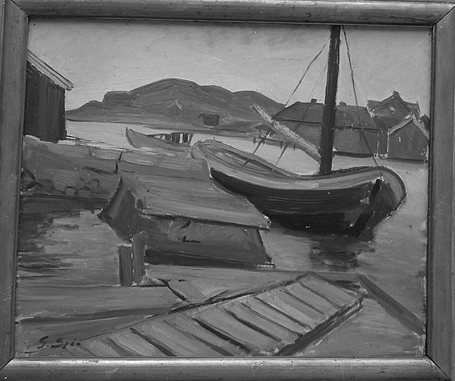 Foto av en tavla med en segelbåt vid en brygga och några sjöbodar.

Gustaf Sjöö (1902-1969) konstnär.
SM utställning Gustaf Sjöö.