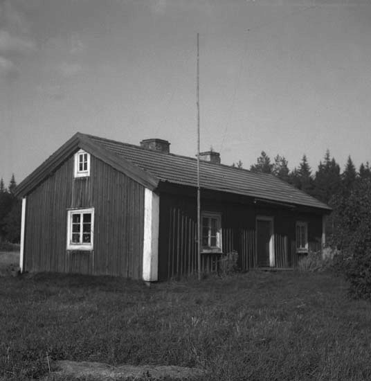 Furuby, Kårestad, Hanahult. Bostadshuset och en stång till radioantennen. Antenntråden var spänd till en stång vid ladugården (uppgiften lämnad av en person som bodde på platsen 1936 till det revs 1945).