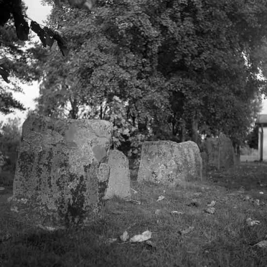Tannåkers kyrka, kyrkogården. Rest sten.