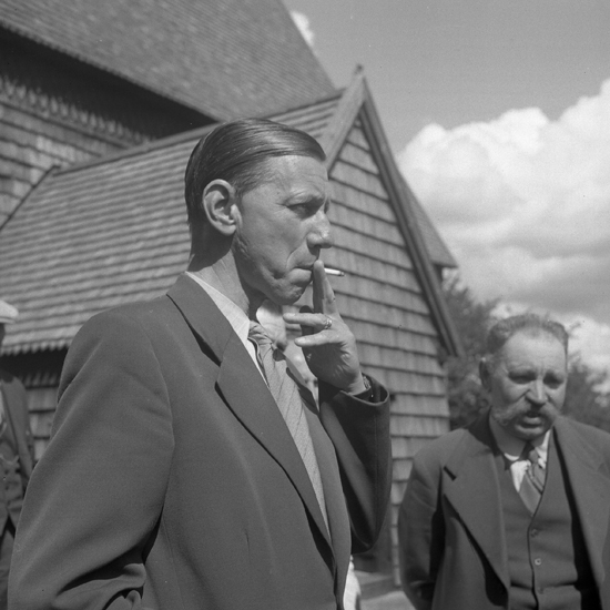 Dr Bertil Bertilsson och kyrkvärden Viktor Nilsson vid inspektion av Granhults kyrka, 1950.