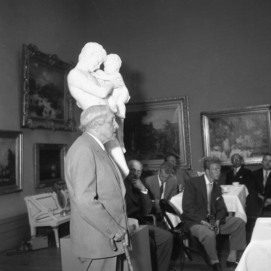 Presentationen av Carl Milles verk "Dacke drömmer" i Konstsalen på Smålands museum.
I förgrunden står skulptören Carl Milles (1875-1955).