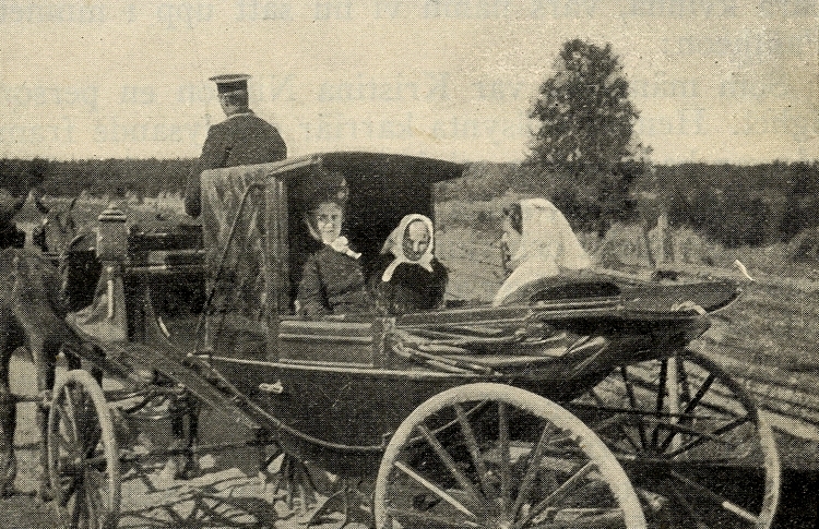 Foto av Christina Nilsson med sällskap under en åktur i vagn. 

Kvinnan bredvid Christina Nilsson är troligen hennes äldre syster. (AB).