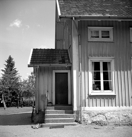 Foto på prästgårdens köksingång, vid sidan.