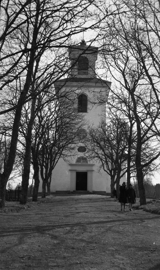 Foto på en kyrka framifrån.