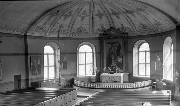 Foto i kyrkan mot altaret.