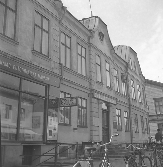 Foto på Smålandsbanken, storgatan i Värnamo. Cyklar parkerade utanför.