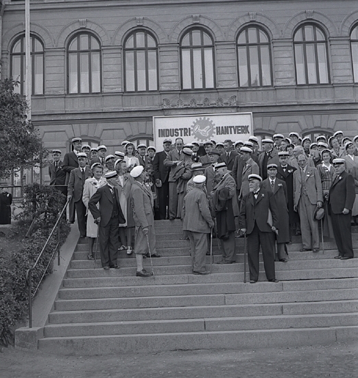 Växjöstudenternas dag. Flera f.d. studenter har samlats på trappan till dåv. Växjö Högre Allmänna Läroverk.