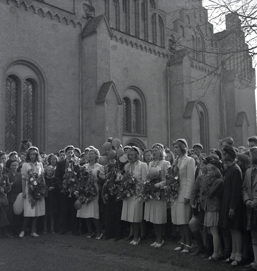 Studenterna, 1942. 
Ett antal studenter vid Esaias Tegnérs staty. I bakgrunden syns domkyrkan. 

Angående avgångsklasserna 1942 - se "Lärare och Studenter vid Växjö 
Högre Allmänna Läroverk, 1850-1950" (Växjö 1951), s.168-170, 280.