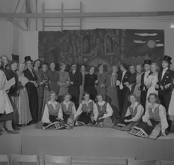 7:ornas fest, 1950.
Teater i gymnastiksalen, Flickskolan. 
Hela ensemblen på scen.