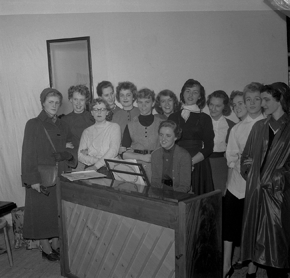 Sjuornas fest, 16/2-17/2 1954.
Hela ensemblen samlad vid ett piano.
