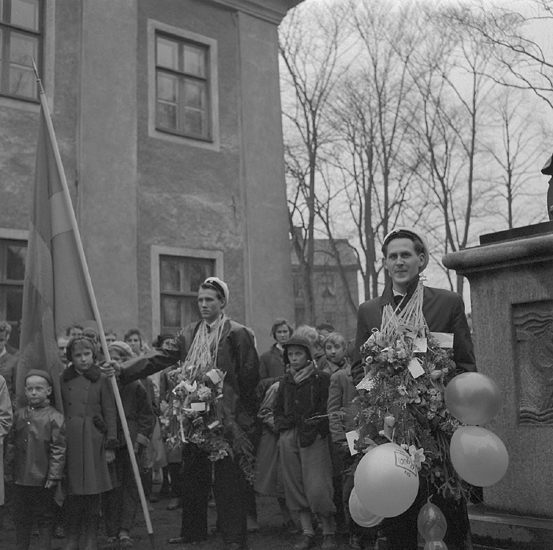 Studenterna första dagen, 2/5 1955.
En student (Ingemar Virdhall, Braås), håller det sedvanliga talet vid Esaias Tegnérs staty. 

Källa: Smålandsposten 3/5 1955.