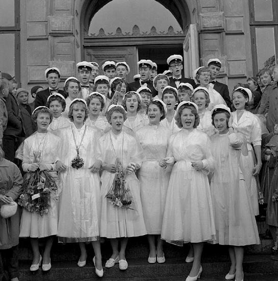 Studenterna, 1956. 
En avgångsklass har kommit ut och sjunger på trappan till dåv. Växjö Högre Allmänna Läroverk.