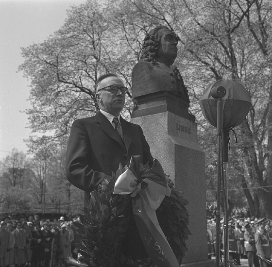 Linnéfestligheterna, 22/5-23/5 1957. 
En man i kostym håller tal vid Linnébysten i Linnéparken.