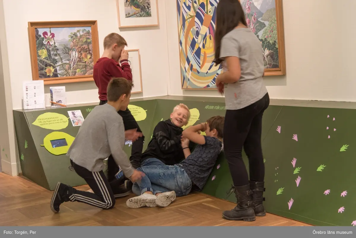 Lillåns Södra skola klass 4b besöker länsmuseet. "Hela universum är du" Ett samarbete mellan konstnären
Cecilia Meyer, Rädda Barnen och Region Örebro.