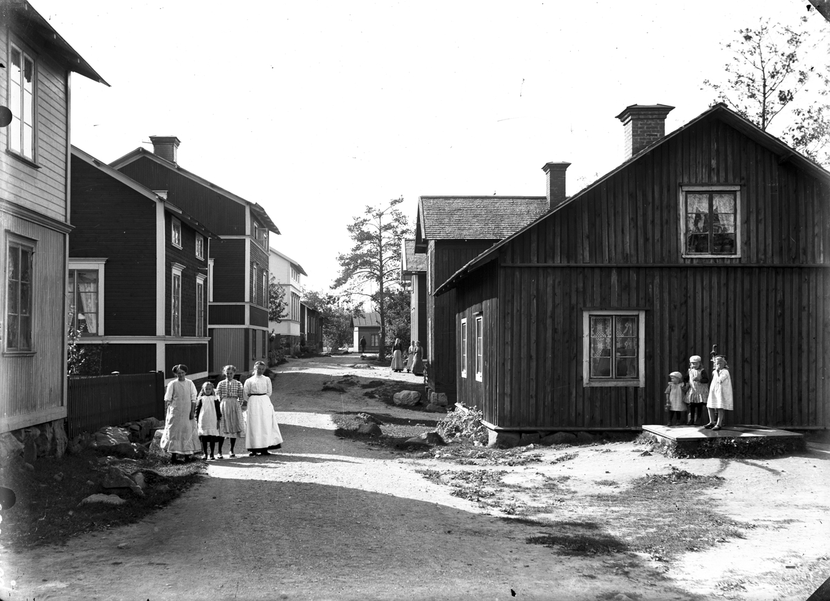Kvistholmsvägen i Norrsundet.
Första huset på vänster sida har nummer 16. 
Huset finns kvar men rejält ombyggt.