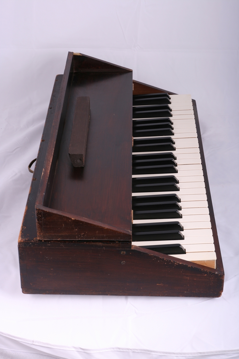 Stumpiano fra Oslo Pianofabrikk.
Bærehåndtak på forsiden av instrumentet.