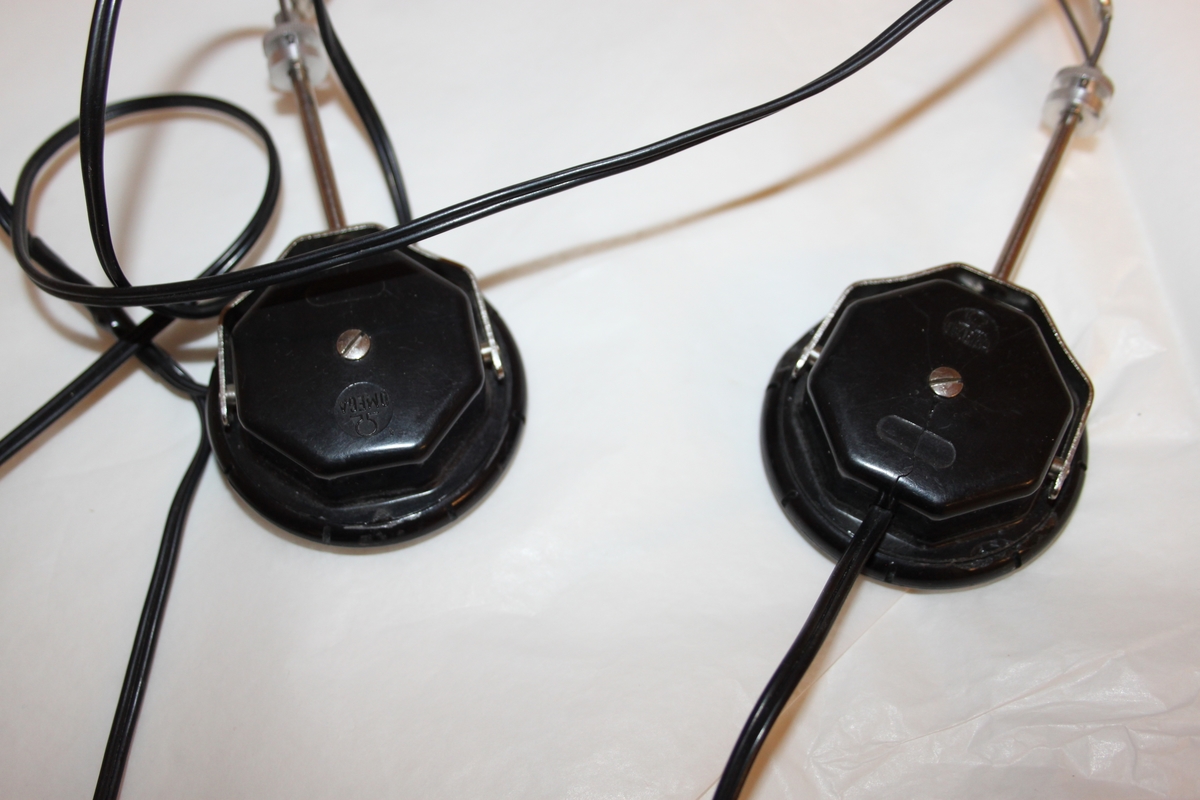 Radiomottaker, hjemmelaget. Rektangulært chassi laget i trefiner.. Med sorte høretelefoner med stempel OMEGA. Dette eksemplaret er fortsatt i utmerket stand. Det følger også med en improvisert antenne.